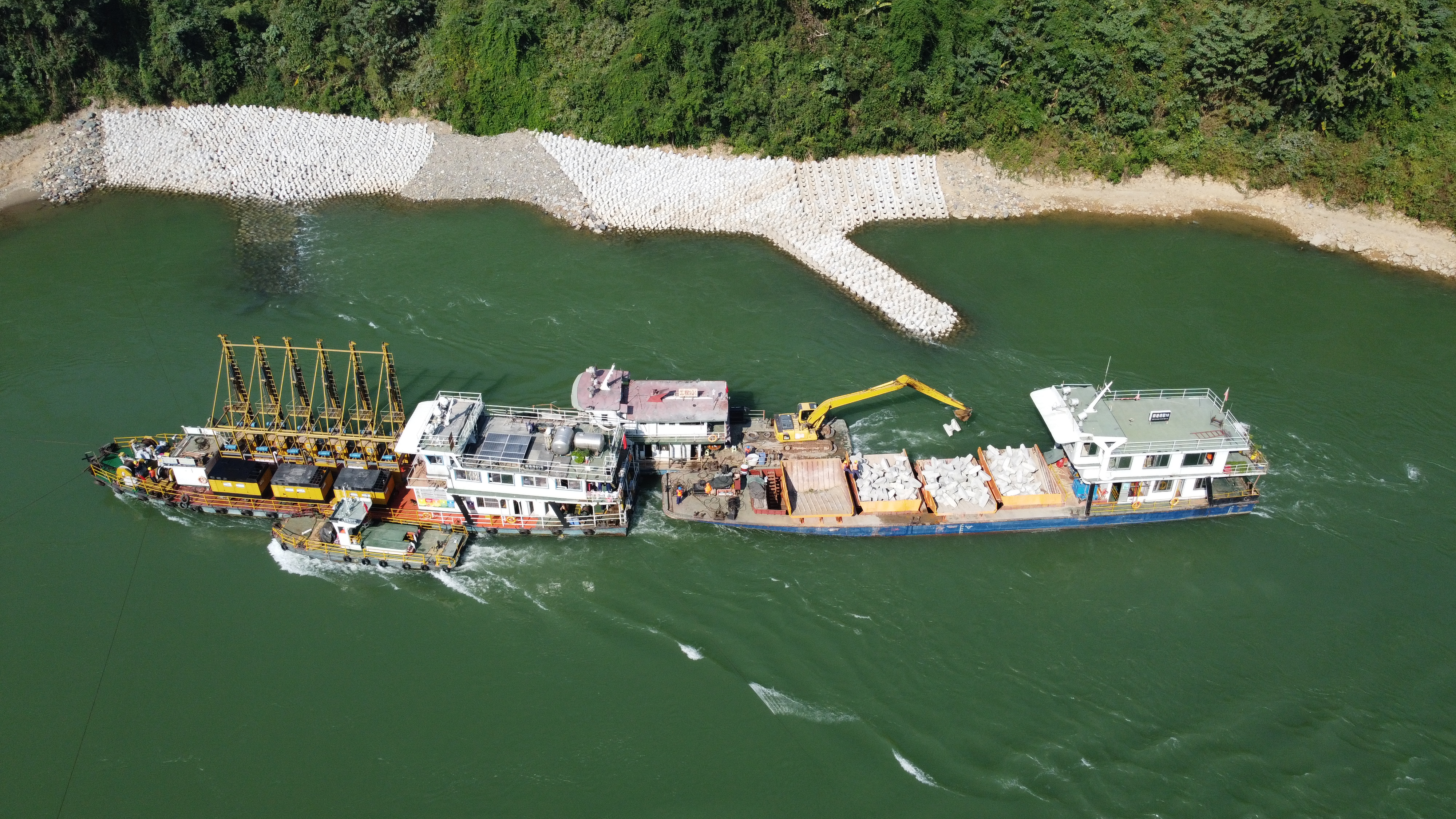 瀾滄江項目賀寬上灘D2復式壩扭王字塊拋投